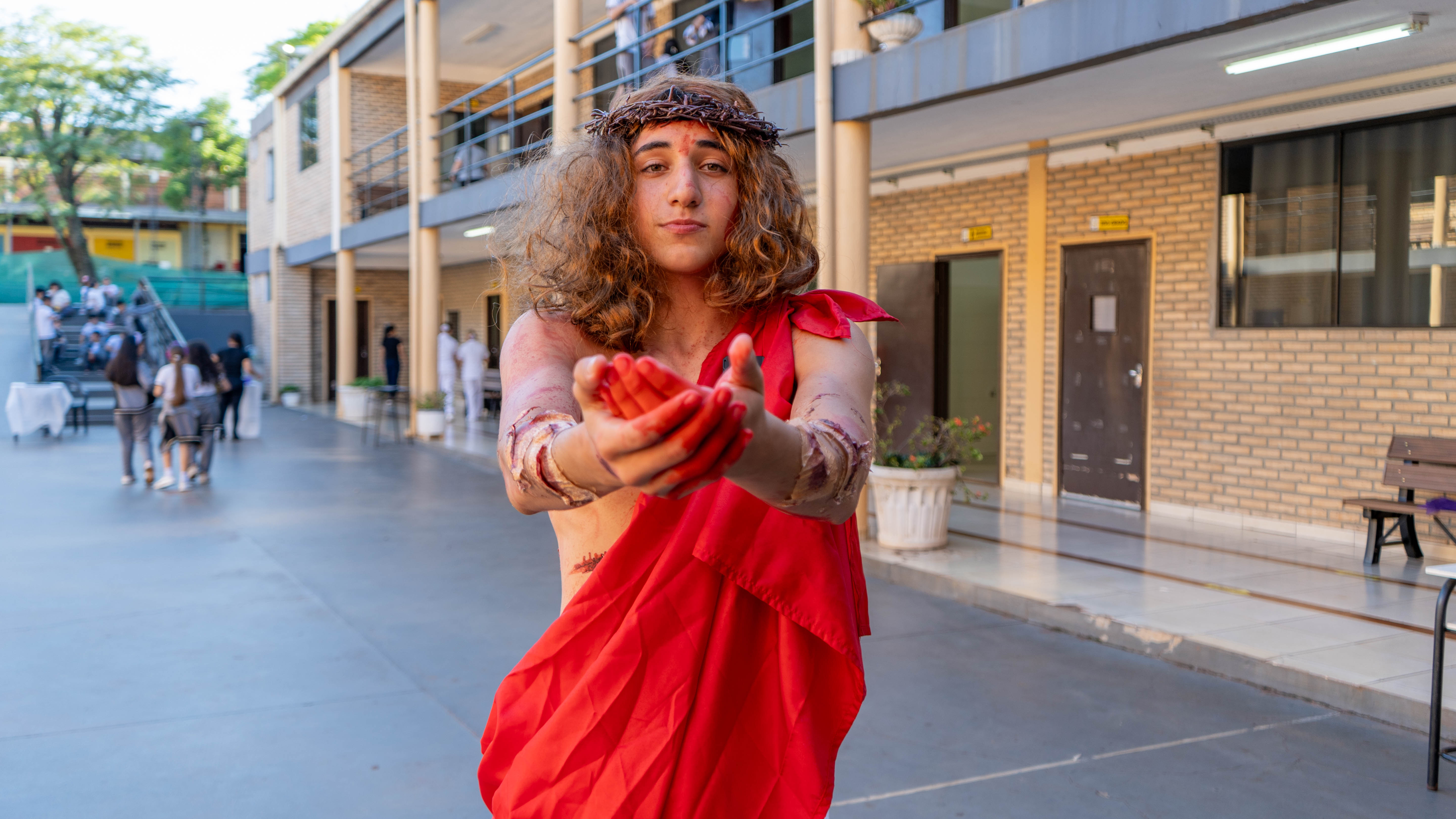 Estudiantes representaron el Vía Crucis: Colegio Católico El Redentor