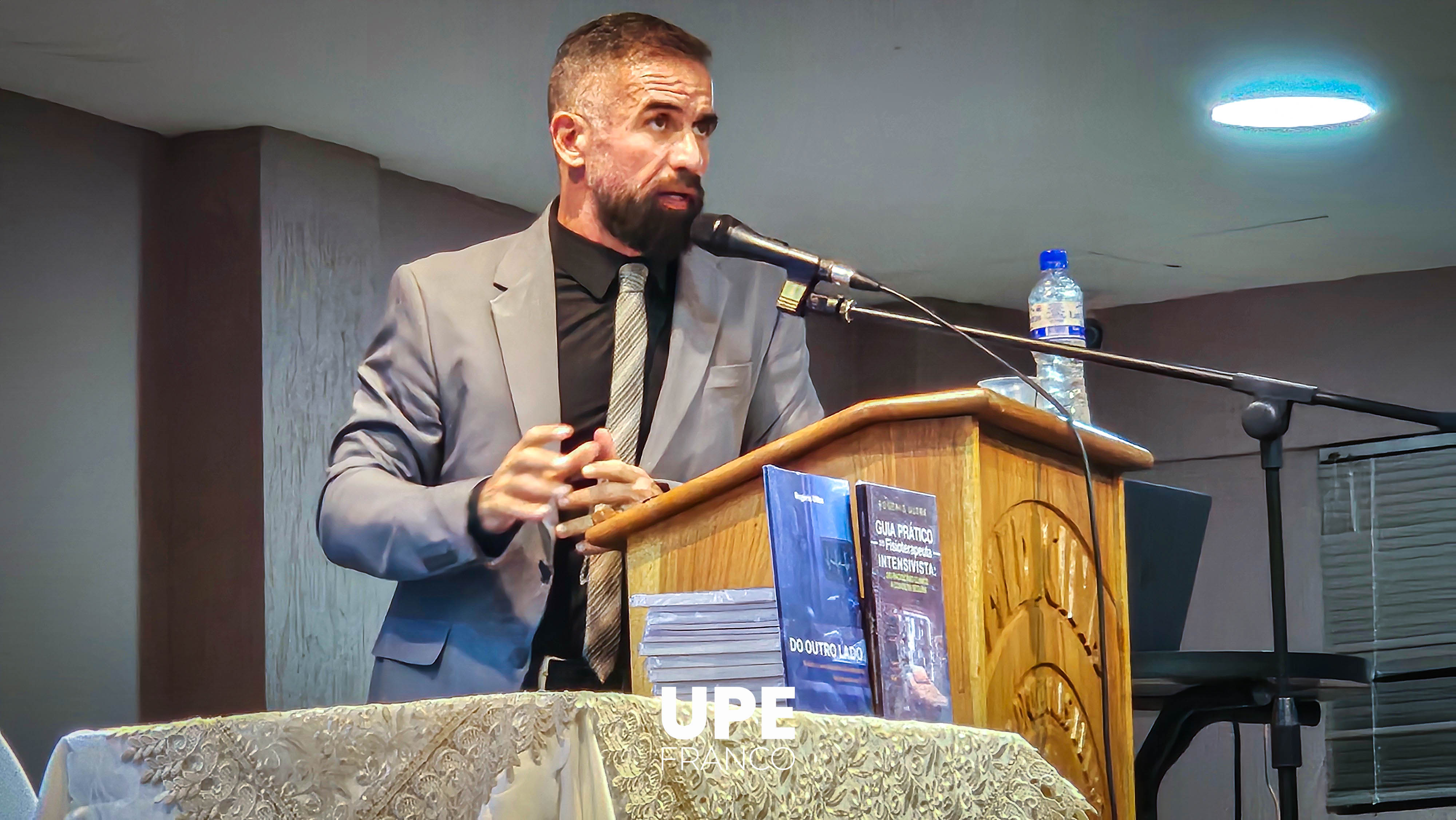 Disertación y presentación de obras del Dr. Rogério Ultra: Facultad de Ciencias de la Salud