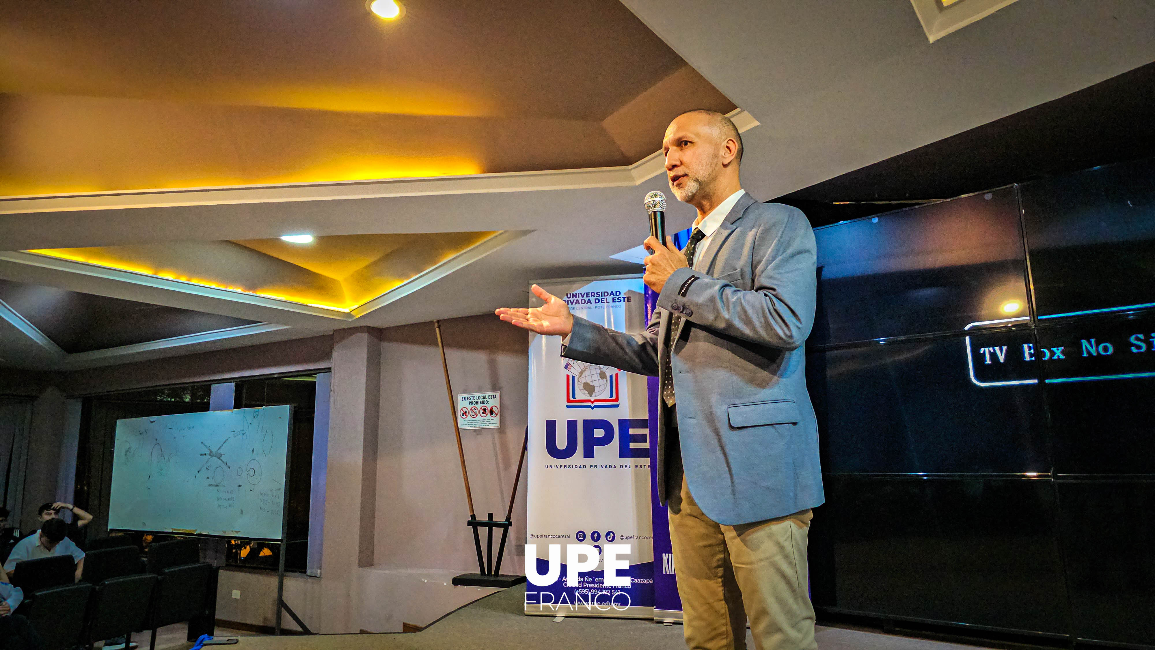 Disertación y presentación de obras del Dr. Rogério Ultra: Facultad de Ciencias de la Salud