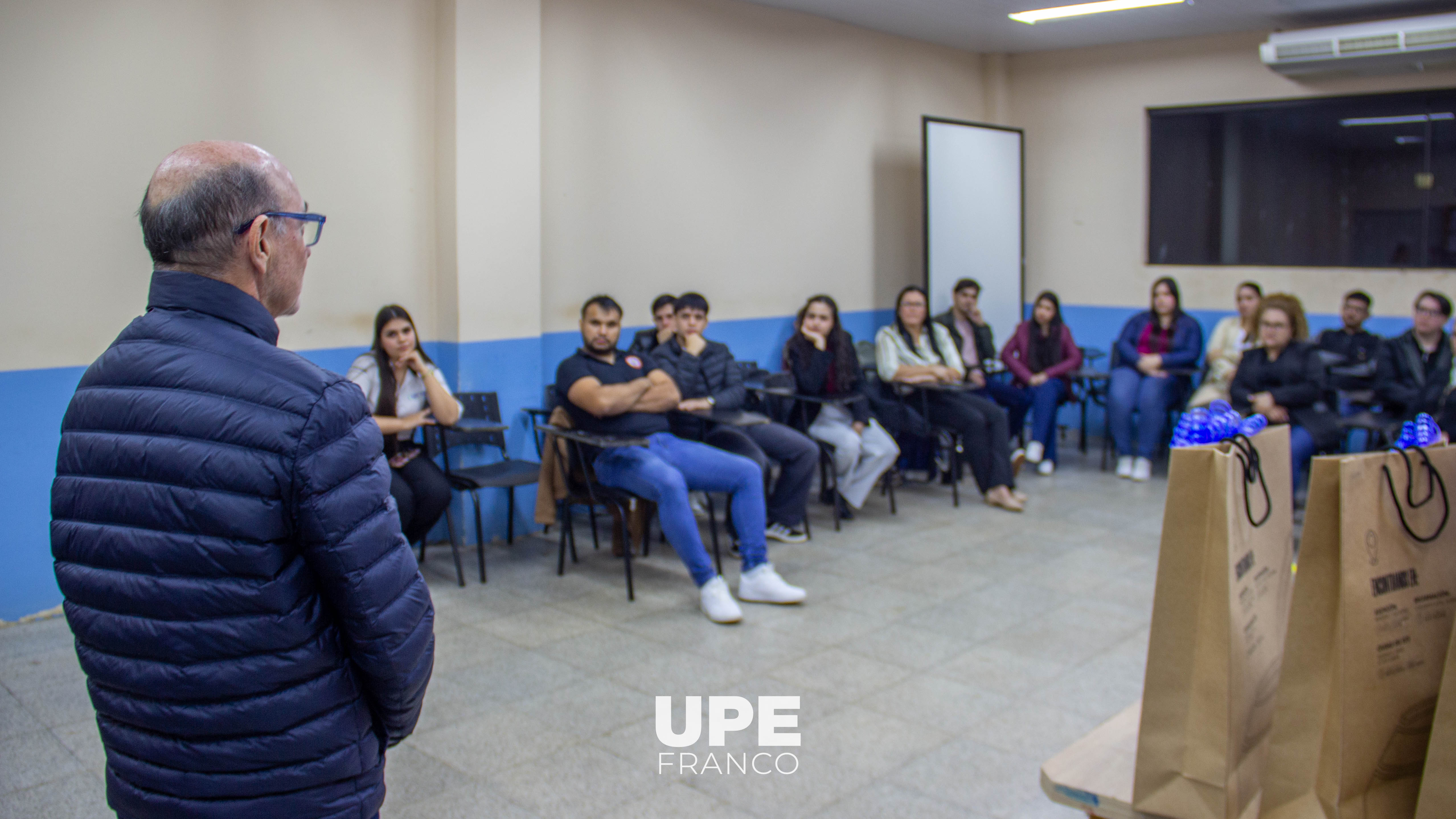 Estudiantes de Derecho UPE rinden homenaje docentes en su día