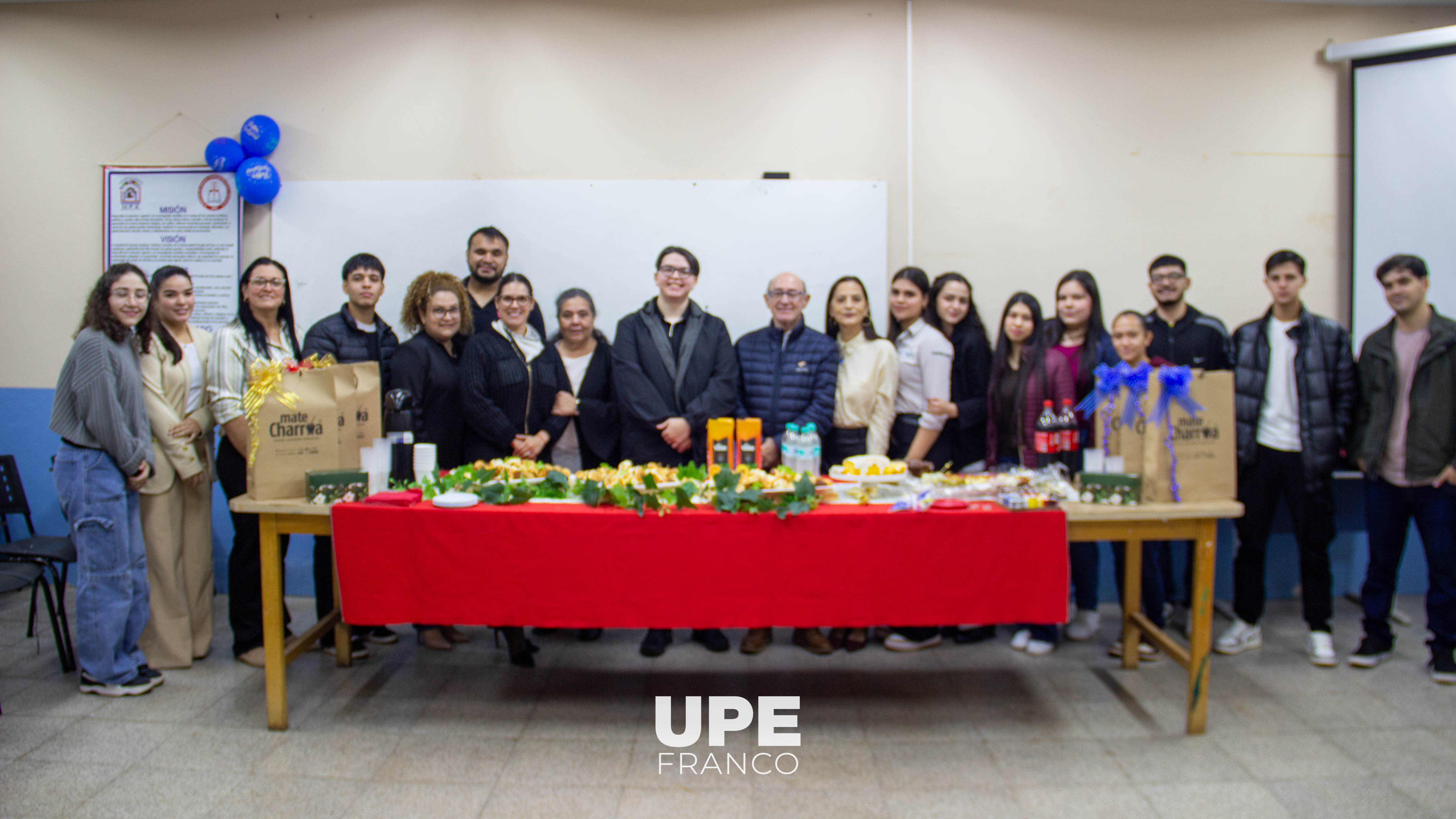 Estudiantes de Derecho UPE rinden homenaje docentes en su día