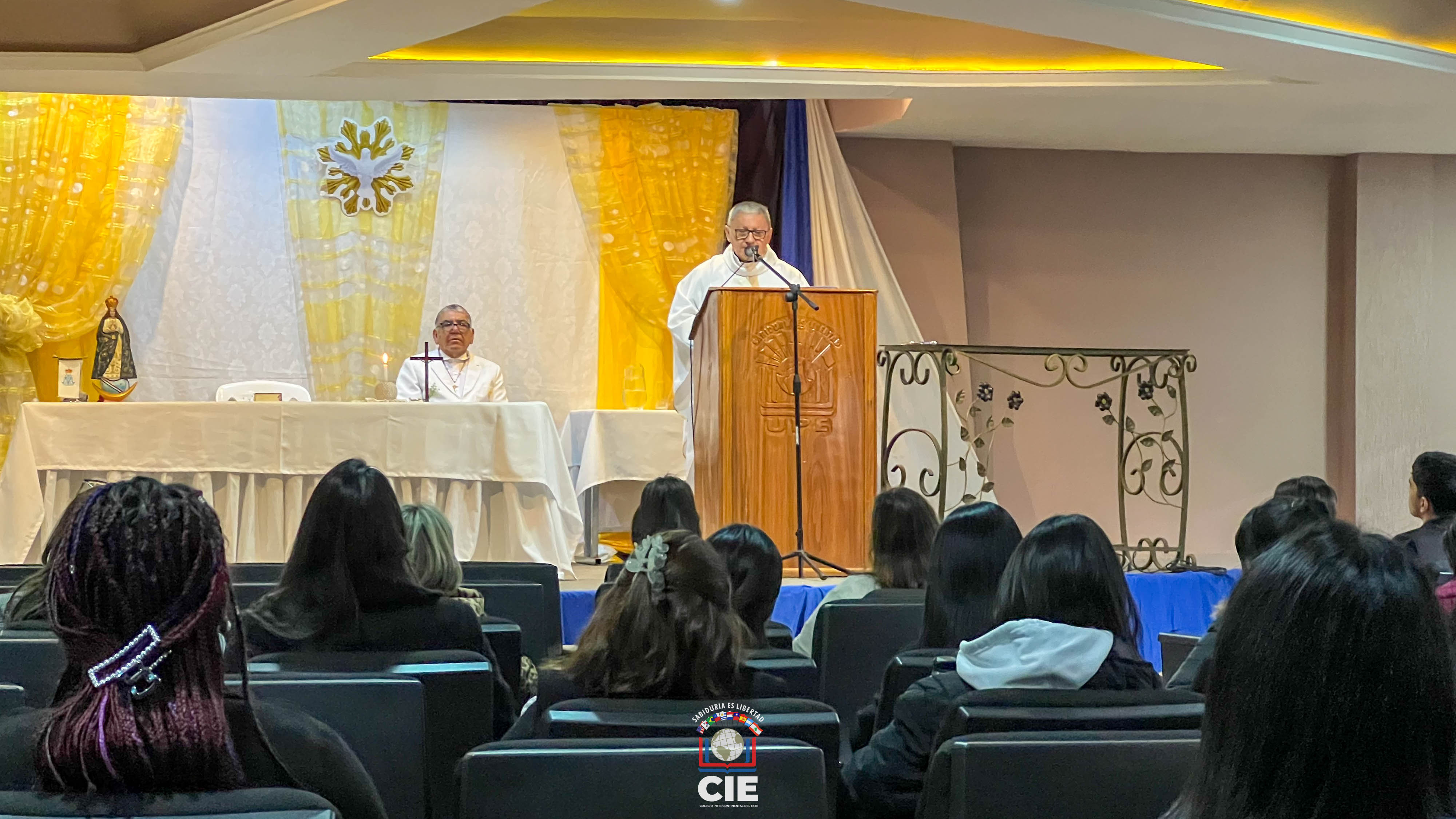 Colegio Intercontinental del Este rindió homenaje a las madres con una jornada de fe, arte y celebración