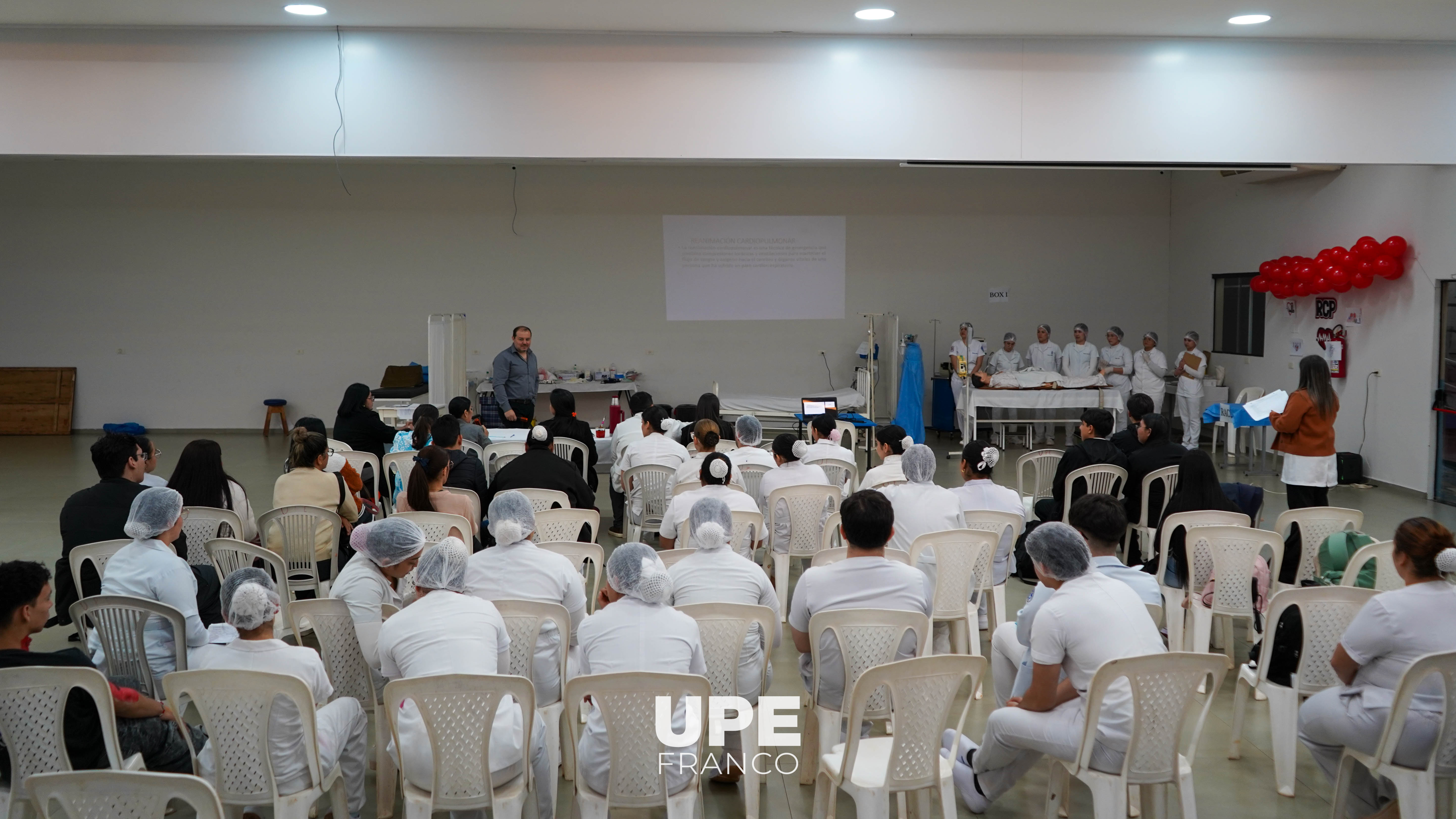 ESTUDIANTES DE ENFERMERÍA REALIZARON SIMULACIÓN DE CASOS CLÍNICOS EN EL MARCO DE UN PROYECTO DE INTEGRACIÓN DE MATERIAS